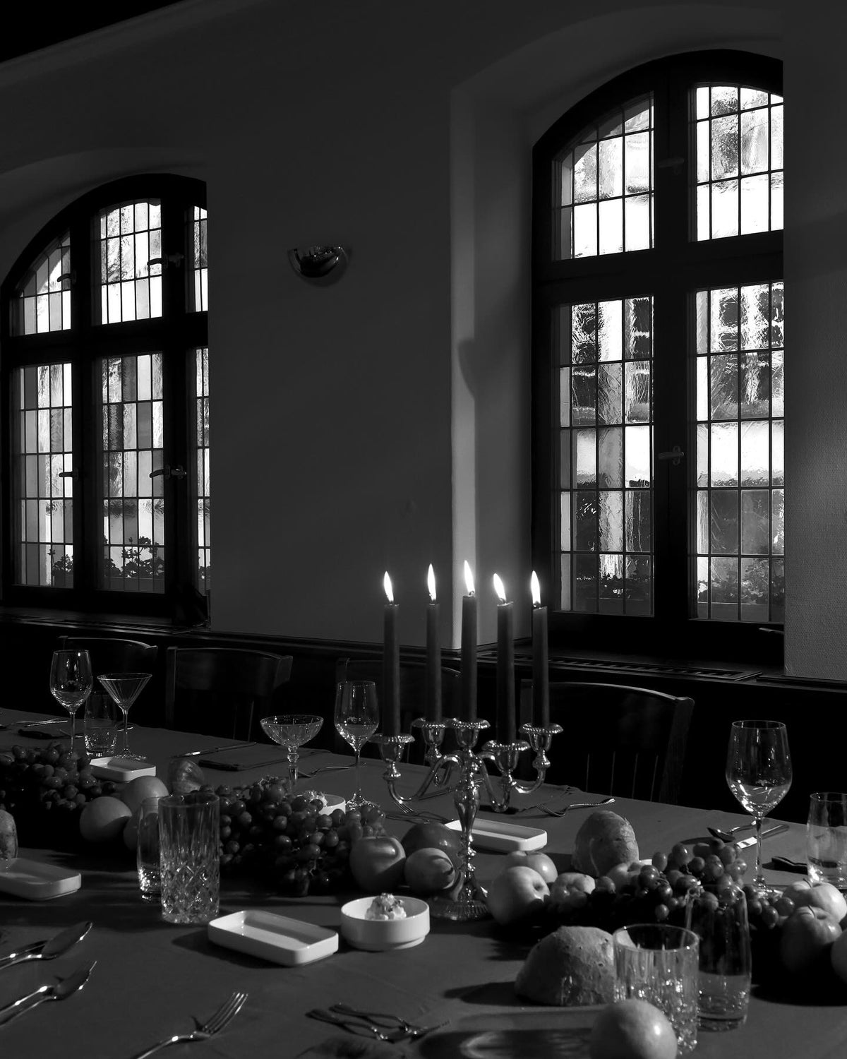 schwarz-weißer Tisch mit Früchten und Kerzenhalter 