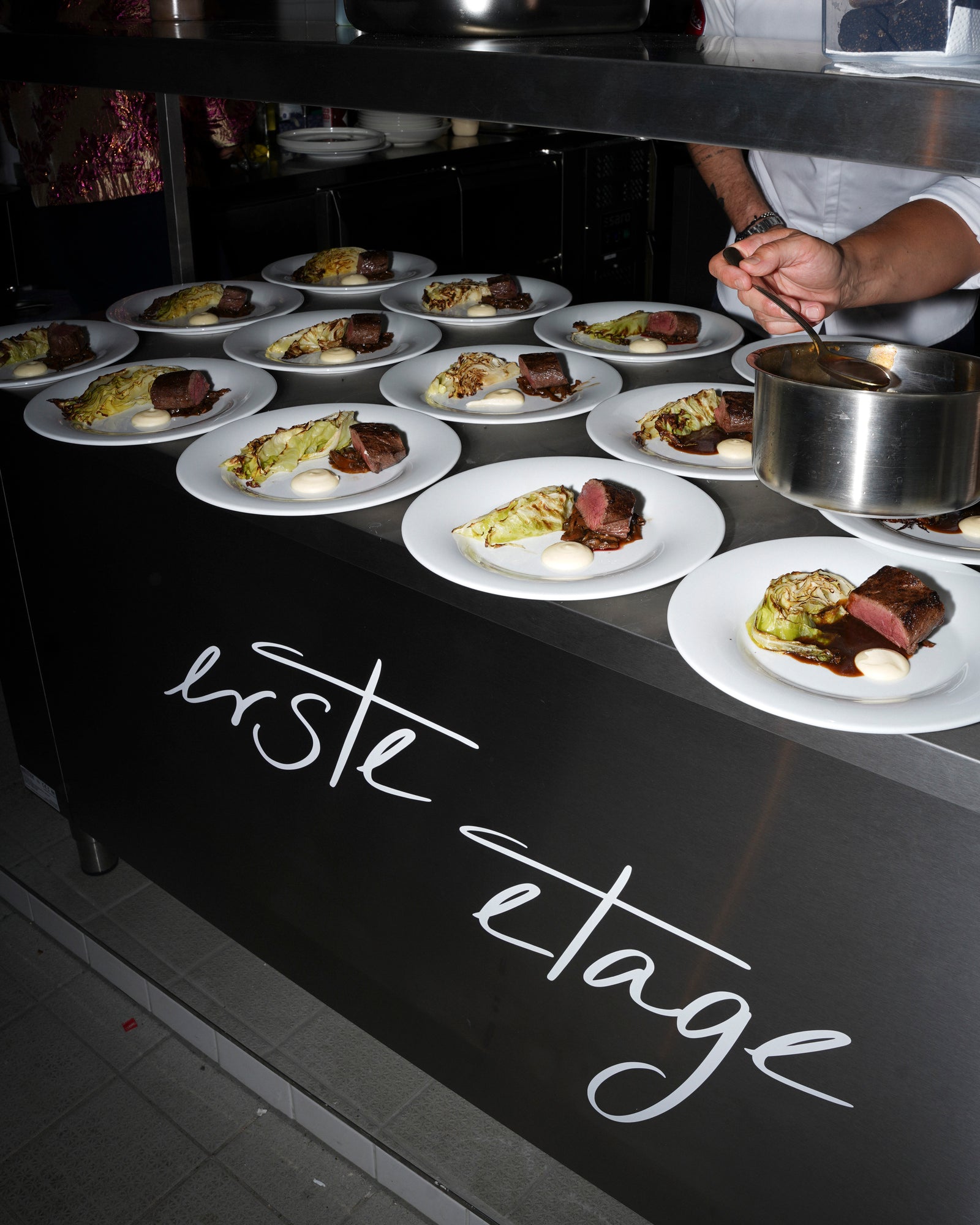 Catering Event bestehend aus feinem Rinderfilet in dunkler Sauce mit geröstetem Gemüse