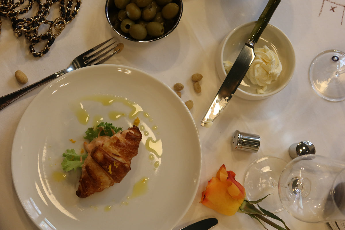 Buttercroissant gefüllt mit mediterraner Creme