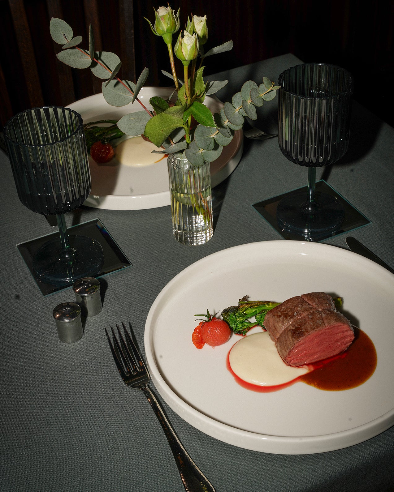 Leichtblutiges Fleisch in feiner Sauce mit gedünsteten Tomaten und wildem Brokkoli