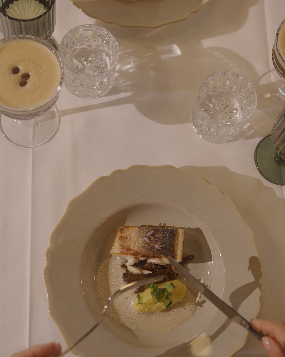 Frischer Fisch auf Salzkartoffeln in feiner Sahnesauce